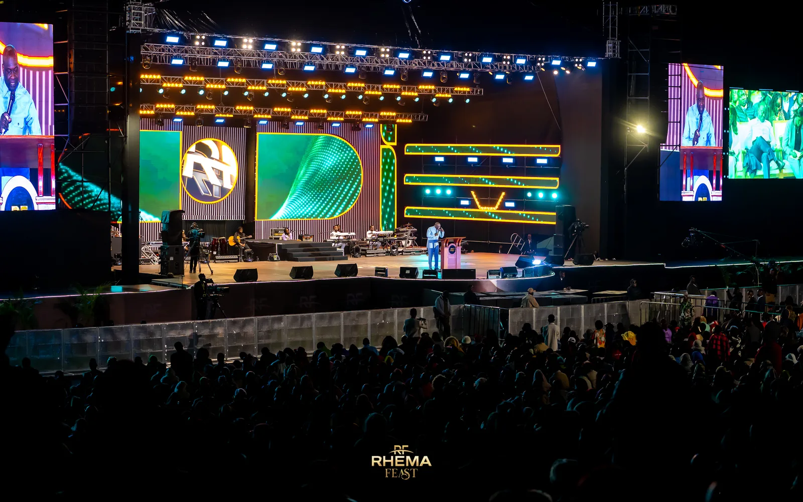 The stage and the filled park at night on Day 4