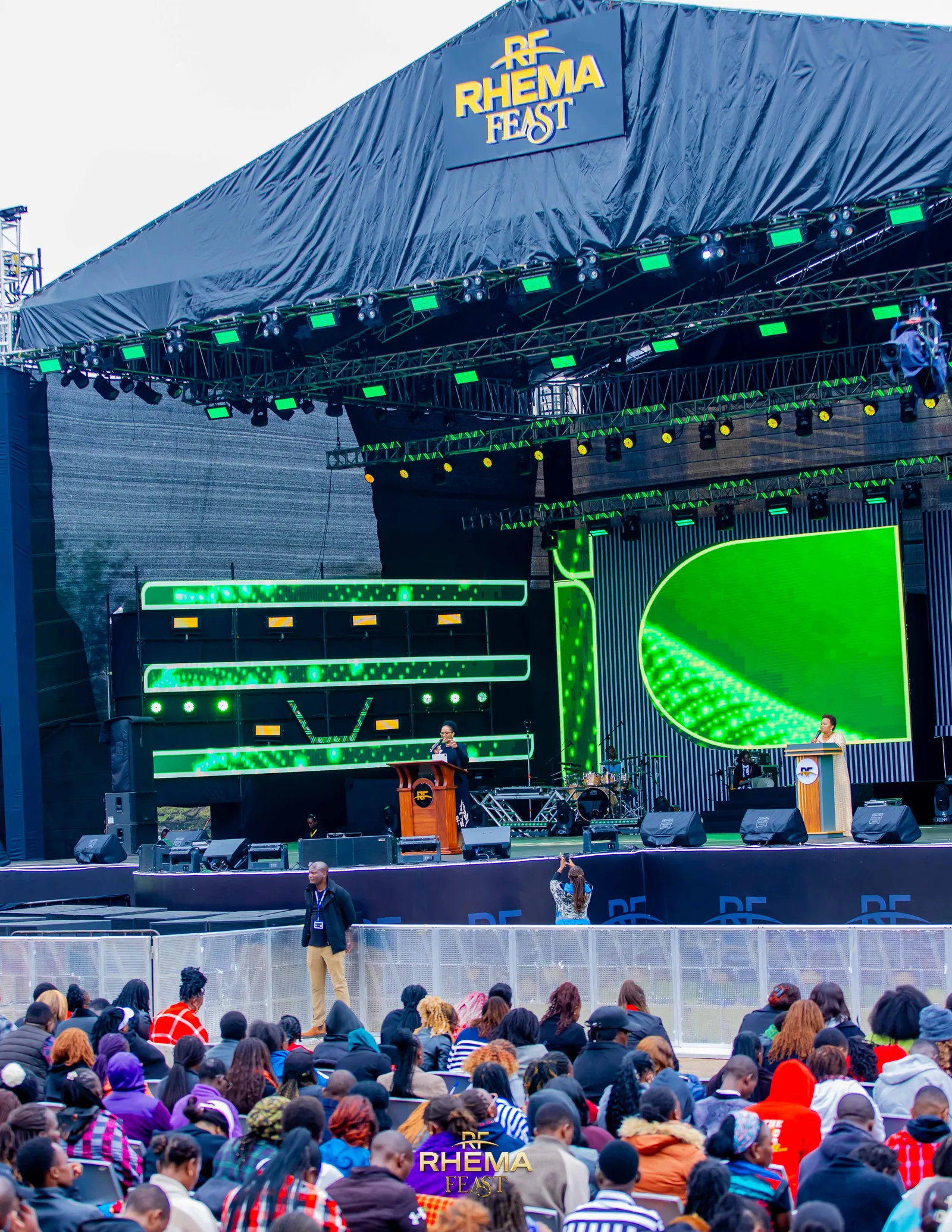 The stage seen from the back of the crowd, the field full